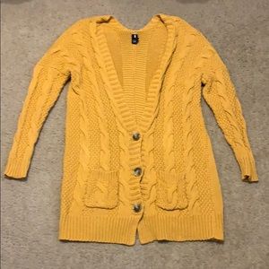 Chunky knitted mustard yellow colored cardigan!